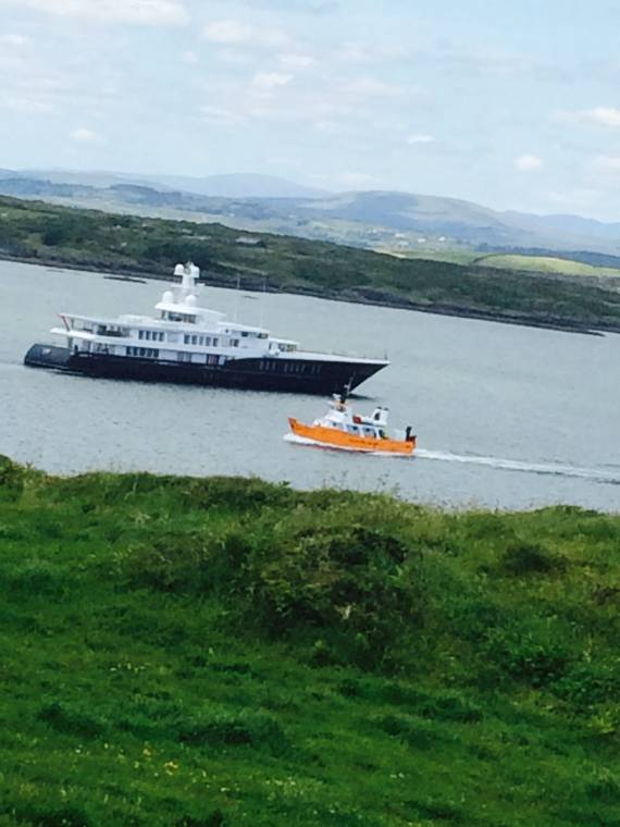 Dún asn Óir with Yacht